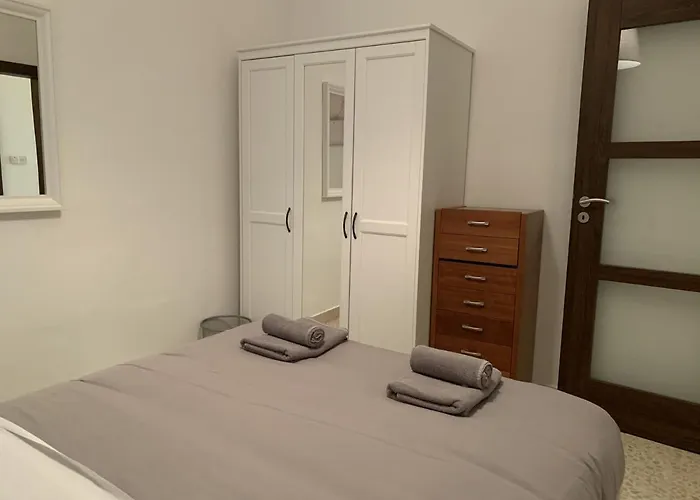 Large Apartment Close To Rocky Beach Mcre1-1